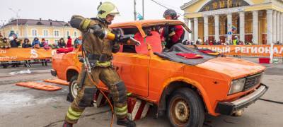 Спасатели в Петрозаводске разрезали машины и доставали из них "пострадавших" (ФОТО, ВИДЕО)