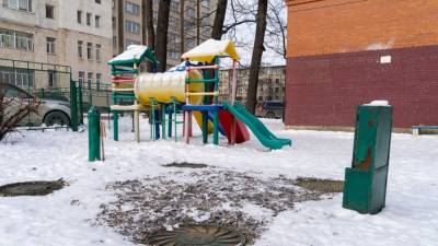 Повешенного мужчину обнаружили на детской площадке в Кудрово