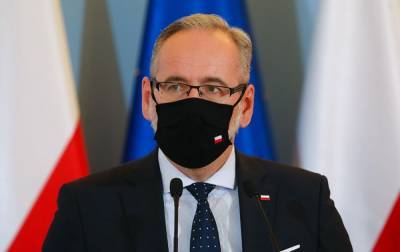 "Если не увидим изменений": в Польше из-за тяжелой эпидемии могут ввести комендантский час