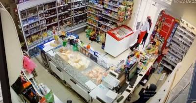 На Закарпатье группа подростков за день обворовала несколько магазинов: появилось видео