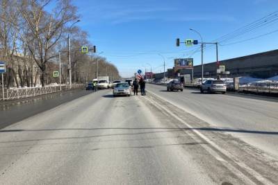 На пешеходном переходе в Новосибирске Toyota Camry сбила мужчину