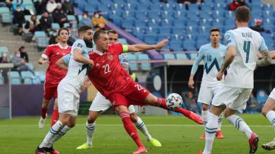 Сборная России по футболу выигрывает у Словении после первого тайма