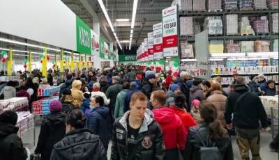 В Донецке открыли новый гипермаркет – из-за большого столпотворения ожидается вспышка коронавируса