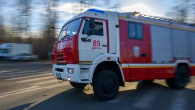 Сотрудники МЧС ликвидировали пожар на складе на Крымском Валу