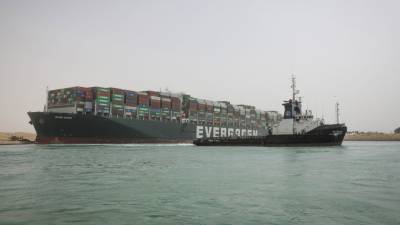 Моряк объяснил, почему контейнеровоз застрял в Суэцком канале