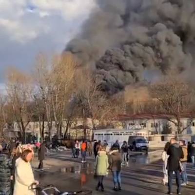 В парке Горького загорелся склад