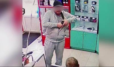 Тюменец, угрожая пистолетом, украл из комиссионного магазина более 8 тысяч рублей