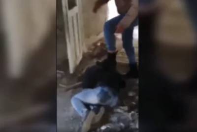 В Приморье школьницы жестоко избили стоящую на коленях сверстницу