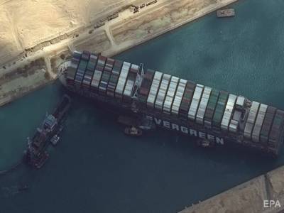 Из-за севшего на мель контейнеровоза на входе в Суэцкий канал собралась очередь из более 300 судов