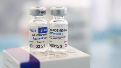 Более 53 тысяч доз вакцины от коронавируса доставили в Петербург