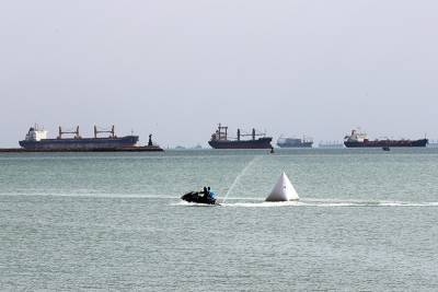 Более 300 судов не могут войти в Суэцкий канал из-за застрявшего сухогруза