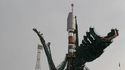 Российские космонавты завершают подготовку к полету на корабле "Союз МС-18"