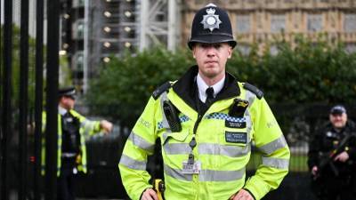 Британские полицейские избили лежачего участника незаконного митинга