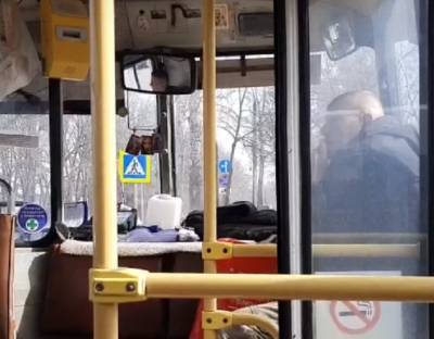 Водитель автобуса и его приятель устроили перекур прямо в салоне (видео)