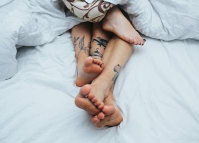 Молодых в постели заводят шлепки и укусы: исследование американских ученых