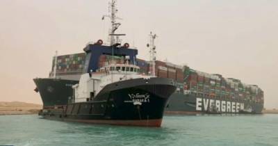 У входа в заблокированный Суэцкий канал уже собралось 321 судно (видео)