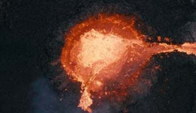 Фотограф сжег свой дрон в жерле вулкана Фаградалсфьяль ради невероятных кадров: видео