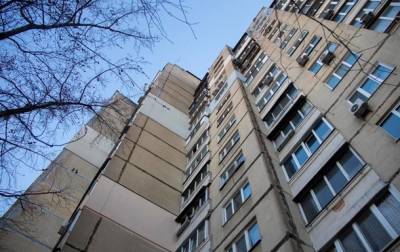 В Одессе из окна восьмого этажа выпал мальчик