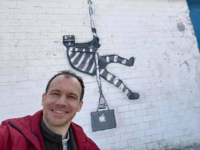 Шедевр по мотивам Бэнкси: Малюська нарисовал граффити на стене Ирпенской тюрьмы, которую выставили на продажу
