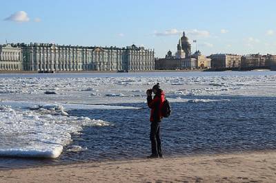 Наплевали на смертельный риск: 150 петербуржцев в плюс 9 вышли на лед