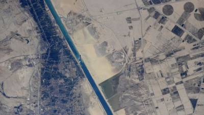 Российский космонавт на МКС сфотографировал севшее на мель в Суэцком канале судно