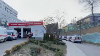 Мест уже нет: 20 карет скорой стоят в очереди в больницу в Киеве – видео