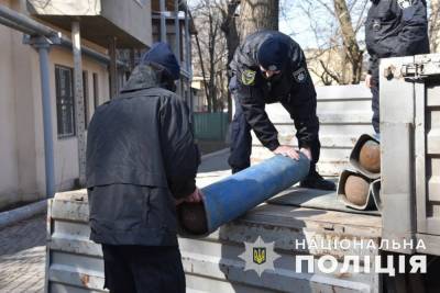 Нет мужчин: одесские полицейские помогли разгрузить баллоны с кислородом для больницы