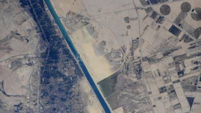 Российский космонавт поделился снимком севшего на мель в Суэцком канале судна