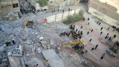 Спасатели извлекли 18 погибших из-под завалов рухнувшего в Каире дома