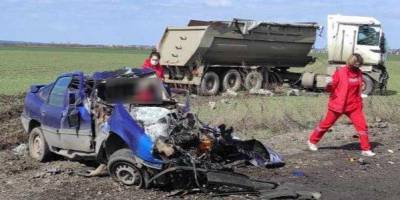 В Николаевской области грузовик столкнулся с легковушкой: трое погибших