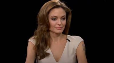 Роскошная Джоли кокетливо приспустила платье, засветив лишнее и взбудоражив воображение: "Можешь снять все"