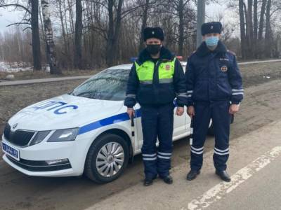 Сотрудники ГИБДД Тверской области спасли в мороз на дороге водителя