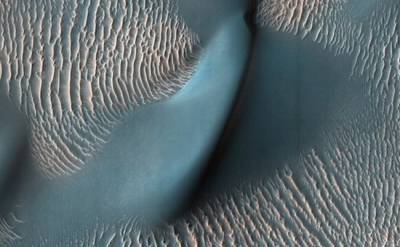 Орбитальный аппарат NASA сделал яркие фото морозных дюн на Марсе