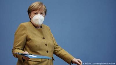Соцопрос: Партия Меркель теряет популярность перед выборами в Германии