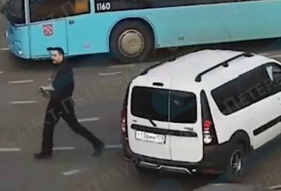 Агрессивный водитель с топором набросился на чужой автомобиль в центре Петербурга
