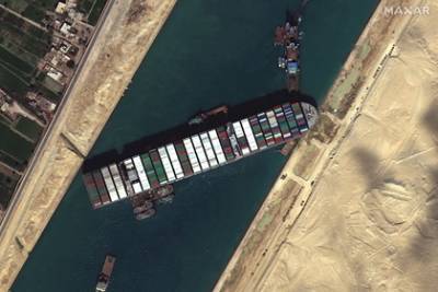 Сирия ограничила поставки топлива из-за застрявшего в Суэцком канале судна