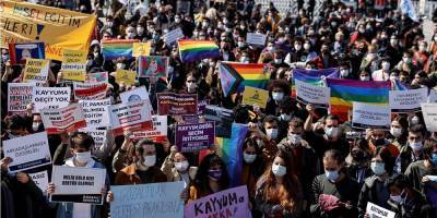 Тысячи женщин протестовали в Стамбуле из-за решения Эрдогана выйти из договора о домашнем насилии — фото, видео