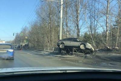 В Ярославле автомобиль повис на заборе