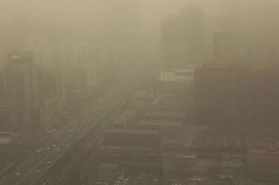 На Пекин обрушилась вторая за две недели песчаная буря (фото, видео)