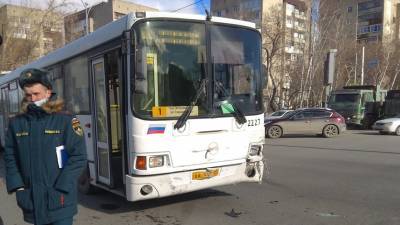 В утреннем ДТП с автобусом в центре Тюмени пострадали три человека