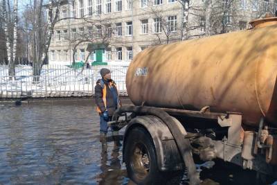 Коммунальщики откачивают воду с улиц в Автозаводском районе