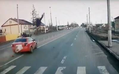 Видео: в Тосно машина сбила двух девушек-подростков, одна из них скончалась