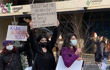 Тысячи женщин вышли на протесты в Стамбуле из-за решения Эрдогана