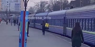 В Одессе курьер Glovo доставил заказ пассажирам уезжающего поезда – видео - ТЕЛЕГРАФ