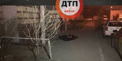 В Киеве на Маяковского возле подъезда нашли мертвым мужчину с веревкой на шее – фото - ТЕЛЕГРАФ