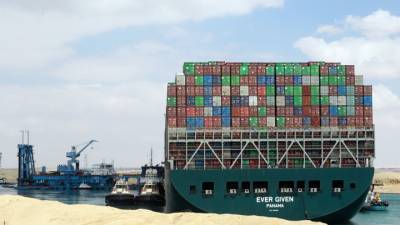 Озвучены планы по вызволению контейнеровоза в Суэцком канале