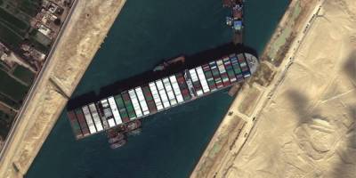 В Управлении Суэцкого канала назвали возможные причины ситуации с контейнеровозом Ever Given