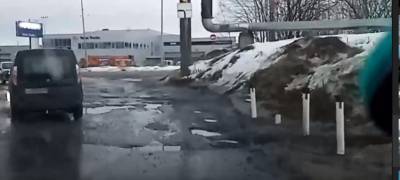 Отремонтированная год назад дорога развалилась в Петрозаводске (ВИДЕО)