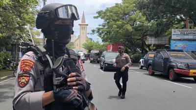 Террористы атаковали католический собор в Индонезии