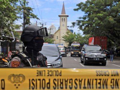 В Индонезии двое смертников устроили взрыв у входа в католическую церковь
